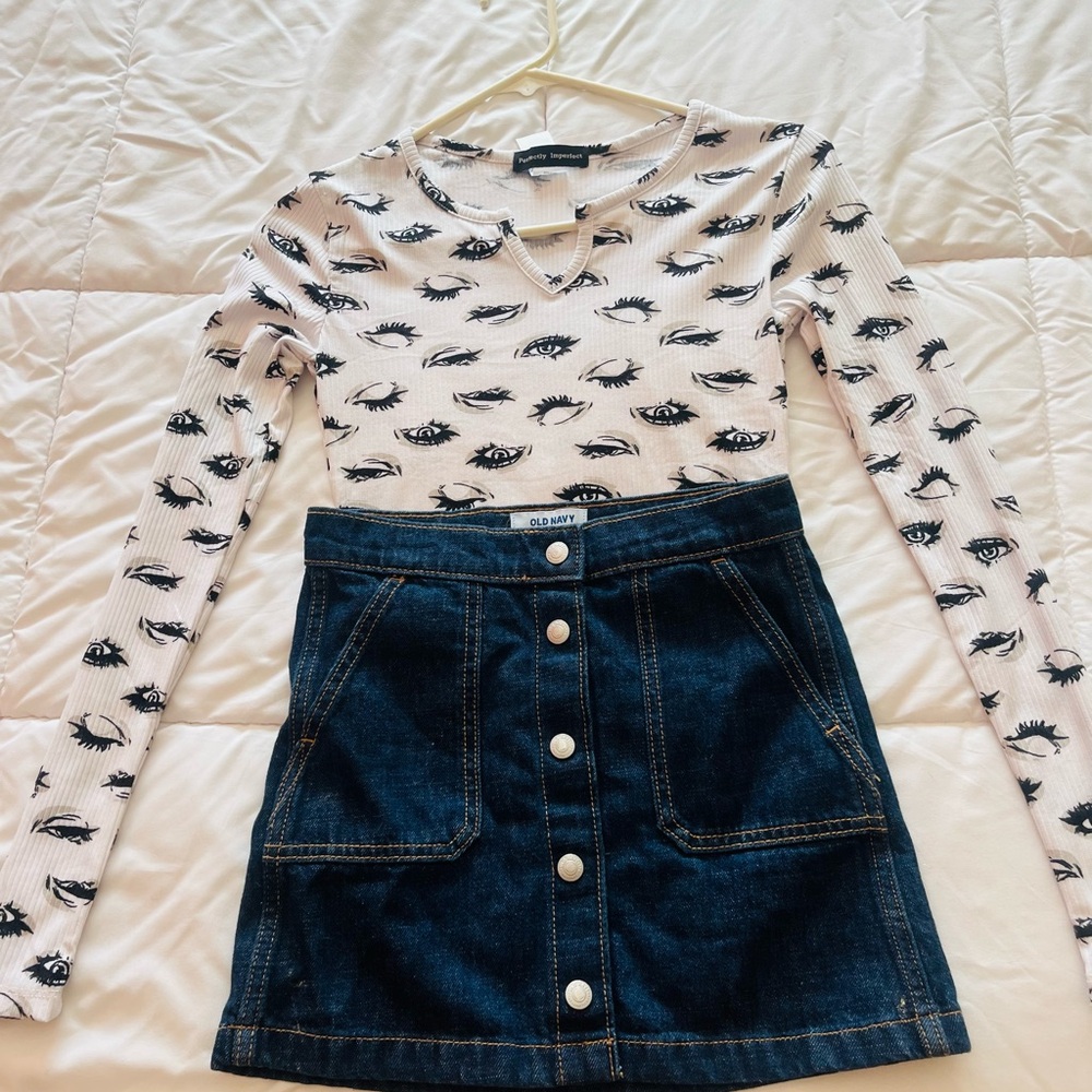 Denim Skirt girls, Old Navy, size 8 girls, never worn, snap up.